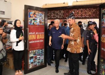 ISMAIL Sabri Yaakob (tengah) semasa mengadakan lawatan ke premis yang terdapat di Laman Warisan Kampung Laut, Tumpat, Kelantan, hari ini. - FOTO/KAMRUL BISMI KAMARUZAMAN