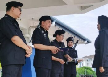 MUHAMAD Zaki Harun (dua dari kiri) menyampaikan sijil tamat latihan kepada salah seorang pegawai polis wanita pada majlis Penutup LSF peringkat Kontinjen Kelantan siri 1/2022 di Kota Bharu, Kelantan, hari ini. - FOTO/ROSALWANI CHE SOH