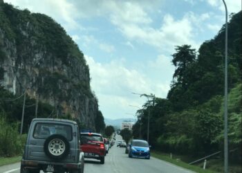 ALIRAN trafik kembali menjadi perlahan apabila perantau mula pulang ke destani masing-masing di jalan Kuala Krai-Gua Musang, Kelantan hari ini. - UTUSAN/AIMUNI TUAN LAH