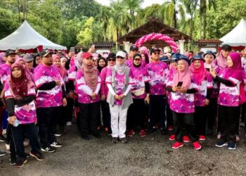TUNKU Noor Hayati Tunku Abdul Rahman Putra Al Haj (tengah bertopi) bersama peserta Pink Walk di Taman Perbandaran Tengku  Anis, Kota Bharu, Kelantan, hari ini. - FOTO ROSLIZA MOHAMED