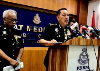 MUHAMAD Zaki Harun (kanan) semasa sidang akhbar di IPK Kota Bharu, Kelantan, hari ini. - FOTO/ROSLIZA MOHAMED