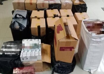 SEBAHAGIAN rokok seludup yang dirampas dalam serbuan di sebuah premis membaik pulih penapis air di Jalan Hospital, Kota Bharu, Kelantan. - FOTO/IHSAN PGA