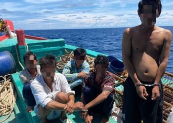 NELAYAN asing Vietnam yang mencuri gamat mencuri gamat kini ditahan di Pengkalan Maritim Malaysia Kelantan di Tok Bali, Pasir Puteh, Kelantan.- FOTO/IHSAN MARITIM MALAYSIA