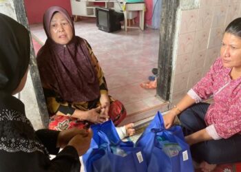 K. SARASWATHY (kanan) bertanya khabar mangsa banjir di Kampung Dalam Rhu, Pasir Puteh, Kelantan hari ini. - FOTO/TOREK SULONG