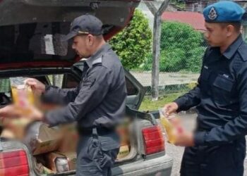 ANGGOTA KPDNHEP dan PPM Wilayah Tiga Pengkalan Kubor menunjukkan rampasan masak peket yang dilakukan di pangkalan haram Pulau Tengkorak, Tumpat, Kelantan semalam. - FOTO/IHSAN KPDNHEP