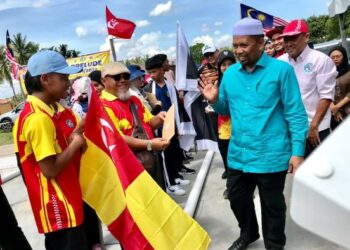WAN Roslan Wan Hamat (dua dari kanan) bermesra dengan peserta yang menyertai sukan Bocce di KADA, Kota Bharu, Kelantan, hari ini. - FOTO/ROSLIZA MOHAMED