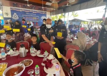 SHAFIEN Mamat beramah mesra dengan kanak-kanak dalam Program Sumbangan Kepada Warga Asnaf PDRM di IPK Kelantan, Kota Bharu, hari ini.