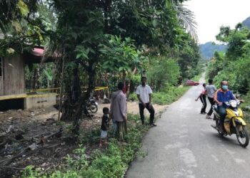 LOKASI pembunuhan seorang wanita yang dipenggal kepala oleh anak tirinya semalam menjadi tumpuan penduduk Kampung Batu Machang, Jerek, Gua Musang, Kelantan, hari ini. - FOTO/AIMUNI TUAN LAH