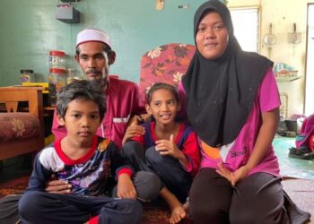 MUHAMMAD Kamarudidin Yudi (kiri) bersama isteri dan dua anaknya di Kampung Nelayan Tok Bali, Pasir Puteh, Kelantan, hari ini. - FOTO/TOREK SULONG