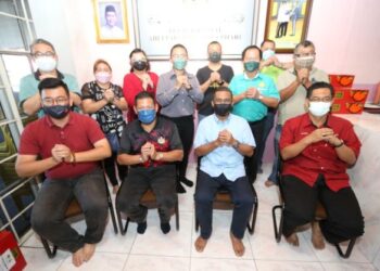 TAKIYUDDIN Hassan (dua dari kanan) bersama 10 Penghulu Tanpa Mukim Kaum Tionghua di Pusat Khidmat Ahli Parlimen Kota Bharu hari ini. - FOTO/ROHANA MOHD. NAWI