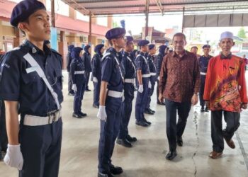 TAKIYUDDIN Hassan (dua dari kanan) memeriksa perbarisan pasukan kadet polis sekolah berkenaan sebaik tiba untuk merasmikan mesyuarat PIBG Sekolah Menengah Kebangsaan Sultan Ismail, Kota Bharu, Kelantan, hari ini. - FOTO/MUSTAQIM MOHAMED