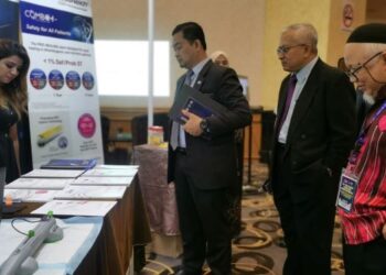 MOHD. Azman Yacob (tiga dari kanan) melawat pameran yang disediakan selepas merasmikan Persidangan Kardiologi Asia Pasifik kali ke-13 @USM 2022 di Hotel Grand Renai, Kota Bharu, Kelantan. - FOTO/ROSALWANI CHE SOH