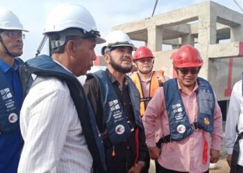 NIK Muhammad Zawawi Salleh (dua dari kiri) ketika menyaksikan kerja melabuhkan tukun tiruan di perairan Tok Bali, Pasir Puteh, Kelantan, hari ini. - FOTO/TOREK SULONG