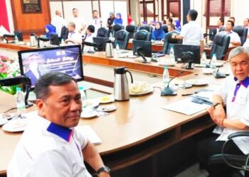 AHMAD Zahid Hamidi (kanan) selepas mendengar taklimat daripada pihak Kesedar selepas mengadakan lawatan ke agensi berkenaan di Gua Musang, Kelantan hari ini. - FOTO/YATIMIN ABDULLAH