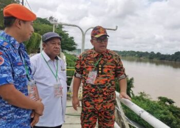 ZAINAL Madasin (tiga dari kanan) turut meninjau lokasi Sungai Kelantan yang menjadi laluan utama penduduk yang tinggal di kawasan berhampiran sungai berulang-alik berdekatan Jambatan Sultan Yahya Petra di Lembah Sireh, Kota Bharu, Kelantan, hari ini. - FOTO/ROSALWANI CHE SOH