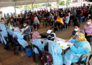 Petugas Kesihatan Kota Bharu membuat saringan Covid-19  kepada mereka yang mempunyai kontak rapat di Pusat Saringan Covid-19 pekarangan Stadium Sultan Muhammad Ke-IV Kota Bharu  di sini semalam. - UTUSAN/ZULHANIFA SIDEK