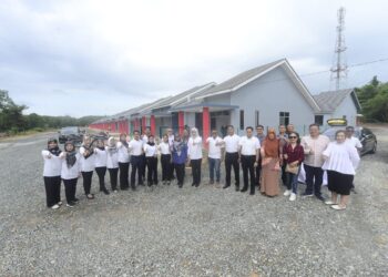 ISMAYATI Ismail (baju biru, tengah) bersama Azjuriyahti Azlan (lapan dari kanan) pada siri jelajah dan taklimat Rumah Pahang di Felda Jengka 1 di Maran, Pahang. - UTUSAN/SHAIKH AHMAD RAZIF