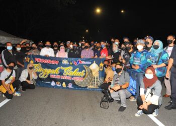 KETUA Polis Johor, Datuk Kamarul Zaman Mamat menyambut rombongan KMJ bersama Norlizah Noh dan Mohd. Jafni Md. Shukor pada Program Singgah Sahur KMJ di SJR Pantai Lido di Jalan Skudai, Johor Bahru. -UTUSAN/RAJA JAAFAR ALI