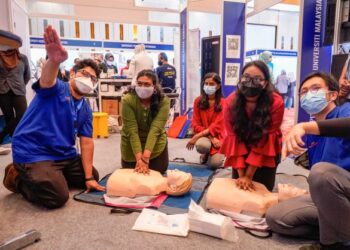 PENGUNJUNG bukan sahaja dapat menyaksikan pencapaian setiap kementerian tetapi juga berpeluang mengambil bahagian dalam pelbagai aktiviti yang disediakan sempena Program 100 Hari Aspirasi Keluarga Malaysia yang diadakan di Pusat Konvensyen Kuala Lumpur.
