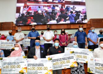 NOH Omar bersama penerima-penerima sumbangan dan bantuan agensi di bawah Kementerian Pembangunan Usahawan dan Koperasi pada Program Usahawan dan Koperasi Keluarga Malaysia di Dewan Pusat Khidmat Jelebu, Kompleks UMNO Bahagian Jelebu, Simpang Pertang, Jelebu hari ini. - UTUSAN/MOHD. SHAHJEHAN MAAMIN