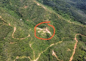 SALAH satu kolam yang dibina pengusaha tanaman durian Musang King yang dipercayai menjadi penyumbang kepada tragedi kepala air dan banjir lumpur di Kampung Iboi, Kupang. Baling, Kedah. - UTUSAN/SHAHIR NOORDIN