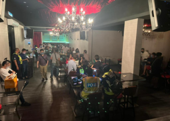 SEBAHAGIAN pengunjung dikompaun Polis Kuala Lumpur dalam serbuan di tiga premis hiburan di sekitar ibu negara semalam.