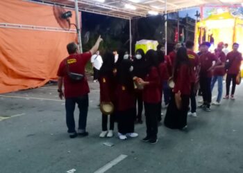 TANGKAP layar daripada media sosial yang memaparkan aksi kumpulan kompang pada perarakan Festival Sun Wukong di Seri Kembangan, Selangor.