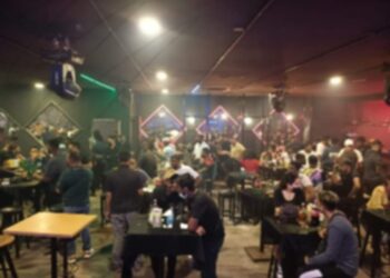 ANTARA pengunjung sebuah pusat hiburan yang dikenakan kompaun dalam pemeriksaan di Taman Sri Tebrau, Johor Bahru, awal pagi semalam.