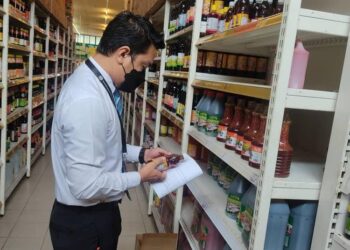 PEMERIKSAAN label antara dilakukan pihak penguatkuasaan Jabatan Kesihatan Negeri Pahang (JKNP) dalam Operasi Penguatkuasaan Lavel Produk Timur Tengah yang diadakan sekitar bandar Kuantan di Kuantan, Pahang. - IHSAN JKNP