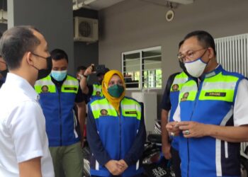 AWANG Hashim (kanan) bertanyakan sesuatu kepada pengurus sebuah asrama penginapan dalam Oerasi Penguatkuasaan Khas di Kuah, Langkawi, Kedah, hari ini. - UTUSAN/NUR AMALINA AZMAN