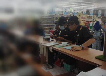 ANGGOTA KPDNHEP mengeluarkan kompaun kepada sebuah pasar raya yang menjual ayam melebihi harga maksim dalam Op Harga Kawalan di Kulim, Kedah, hari ini.