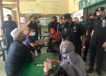 AYOB Khan Mydin Pitchay (berdiri, dua kanan) bermesra dengan pengunjung di RNR Machap di Kluang, Johor.