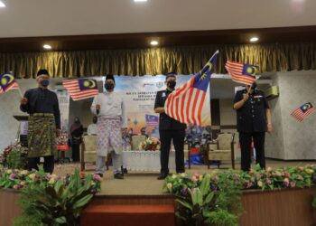 MIOR Faridalathrash Wahid (dua dari kanan) mengibarkan Jalur Gemilang pada Majlis Sambutan Bulan Kebangsaan bersama PDRM di Mes Pegawai Kanan PDRM Perak di Ipoh, Perak, hari ini. 