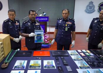 HUSSEIN Omar Khan menunjukkan barangan rampasan kes bunuh di  Shah Alam, Selangor, semalam. – UTUSAN/SADDAM YUSOFF