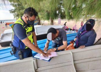SEPASANG kekasih dikompaun RM2,000 setiap seorang dalam Op Fasa 2 PPN yang dilakukan di sekitar Pantai Puteri, Melaka. - UTUSAN/DIYANATUL ATIQAH ZAKARYA