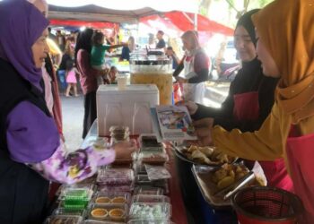 ANGGOTA penguat kuasa JKNT melakukan pemeriksaan di  sebuah bazar Ramadan di Terengganu.  