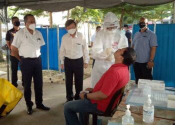 CHOW Kon Yeow (dua dari kiri) ketika meninjau program Penang Saring Covid-19 (PSC19) di Flat Taman Manggis di Georgetown, Pulau Pinang, hari ini.