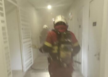 MANGSA kebakaran sebuah unit dekat kondominium di Seksyen 7 diselamatkan pasukan bomba dalam satu kejadian di Shah Alam, Selangor.