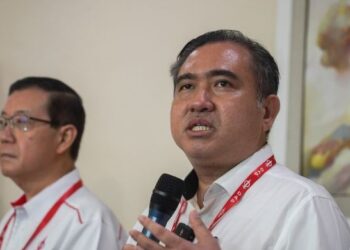 ANTHONY Loke dan Pengerusi DAP, Lim Guan Eng pada sidang akhbar Kongres Khas Parti DAP 2022 di Pusat Konvensyen Shah Alam. - UTUSAN/SHIDDIEQIIN ZON