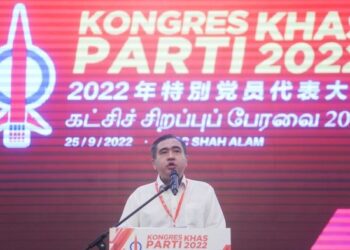 ANTHONY Loke berucap pada Kongres Khas DAP 2022 di Pusat Konvensyen Shah Alam di sini hari ini. - UTUSAN/SHIDDIEQIIN ZON