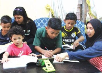 ibu bapa wajar meluangkan lebih banyak masa mendekatkan anak dengan persekitaran alam semula jadi sebagai satu terapi agar anak tidak terus dikelilingi ‘robot’. – GAMBAR HIASAN