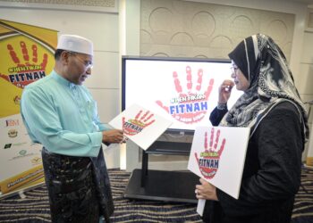 IDRIS Ahmad semasa melancarkan Kempen  Hentikan Fitnah di Media Sosial di Bangunan Pusat Islam, Putrajaya, semalam. - UTUSAN/FAIZ ALIF AHMAD ZUBIR