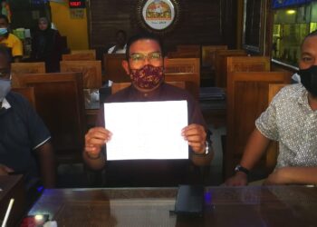 Razalee Ahmad (tengah) menunjukkan senarai bayaran tertunggak pihak KPM disebabkan Pelarasan Gaji Minimum (PGM) yang didahulukan pihak kontraktor KBK. -UTUSAN/
ABDUL RAZAK IDRIS