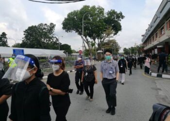 SEKUMPULAN doktor kontrak yang melakukan perarakan aman mengelilingi blok hospital sejauh tiga kilometer di HSA, Johor Bahru di Johor.