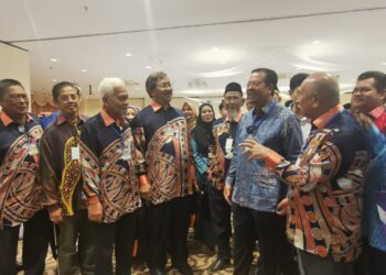 ABDUL Rahman Mohamad  (dua kanan) bertemu para kontraktor dalam Mesyuarat Agung Tahunan PKMM Negeri Terengganu di Kuala Terengganu, semalam. – UTUSAN/KAMALIZA KAMARUDDIN