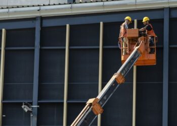 SEMAKIN hari semakin ramai kontraktor kecil gulung tikar kerana bukan sahaja tidak mendapat projek tetapi diburukkan lagi apabila kerajaan terus membuka lesen baharu kepada kontraktor.