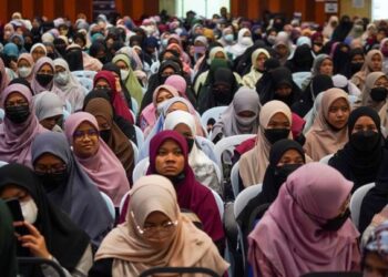 SEBAHAGIAN peserta yang terdiri dari mahasiswa dari seluruh negara yang menghadiri Konvesyen Mahasiswa Malaysia 2022 DI Puchong hari ini.- UTUSAN/MUHAMAD IQBAL ROSLI