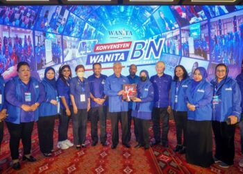 AHMAD Zahid Hamidi menerima Resolusi Konvensyen Wanita BN daripada Pengerusi Wanita BN, Datuk Seri Dr. Noraini Ahmad pada Konvensyen Wanita BN, di Pusat Dagangan Dunia, di sini hari ini. -UTUSAN/ SHIDDIEQIIN ZON