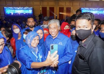 PARA perwakilan mengambil peluang merakam gambar bersama Pengerusi Barisan Nasional, Datuk Seri Dr. Ahmad Zahid Hamidi pada Konvensyen Wanita BN, di Pusat Dagangan Dunia Kuala Lumpur di sini hari ini. -UTUSAN/ SHIDDIEQIIN ZON