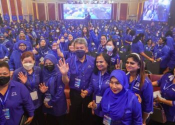 Para perwakilan Wanita Barisan Nasional bergambar bersama Timbalan Pengerusi Barisan Nasional, Datuk Seri Mohamad Hassan, pada Konvensyen Wanita BN, di Pusat Dagangan Dunia, di sini hari ini. -UTUSAN/SHIDDIEQIIN ZON